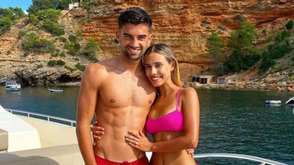 Enzo Zinedine y Karen Gonçalves posando para Instagram tras su compromiso.
