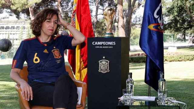 Irene Lozano, con la camiseta de la selección española de fútbol, durante el acto del décimo aniversario