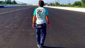 Fernando Alonso caminando por el circuito de Indianápolis