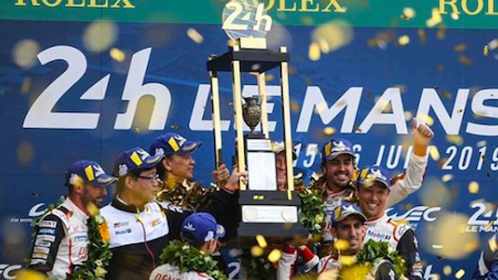 Alonso celebra su victoria en las 24 Horas de Le Mans