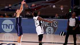Luka Doncic tira delante de Reggie Jackson para ganar el partido frente a Los Angeles Clippers