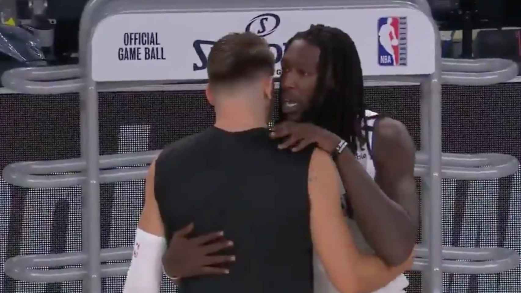 Montrezl Harrell pide perdón a Luka Doncic