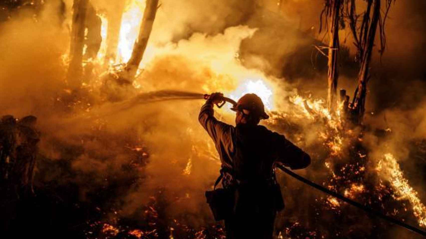 Un bombero ayuda a la extinción del fuego en California. EP