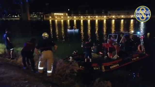 Los servicios de Emergencias de Sevilla buscando al menor de 12 años en el río Guadalquivir.