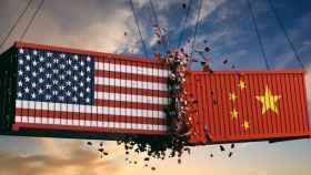 Dos contenedores con las banderas de China y EEUU.