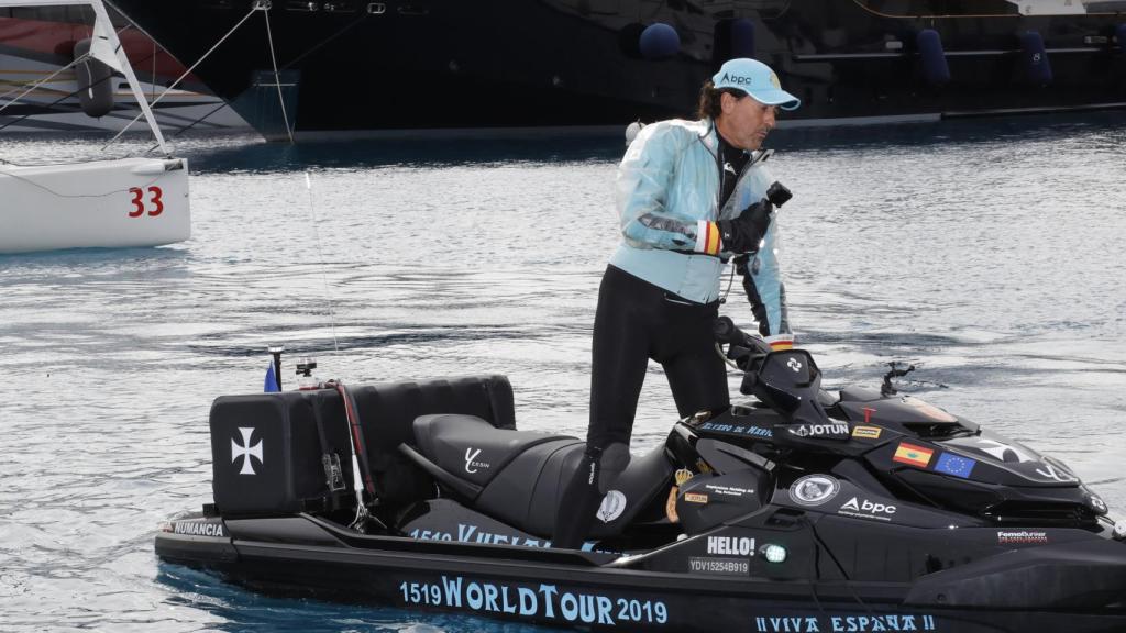 Álvaro de Marichalar, navegando en su vuelta al mundo.