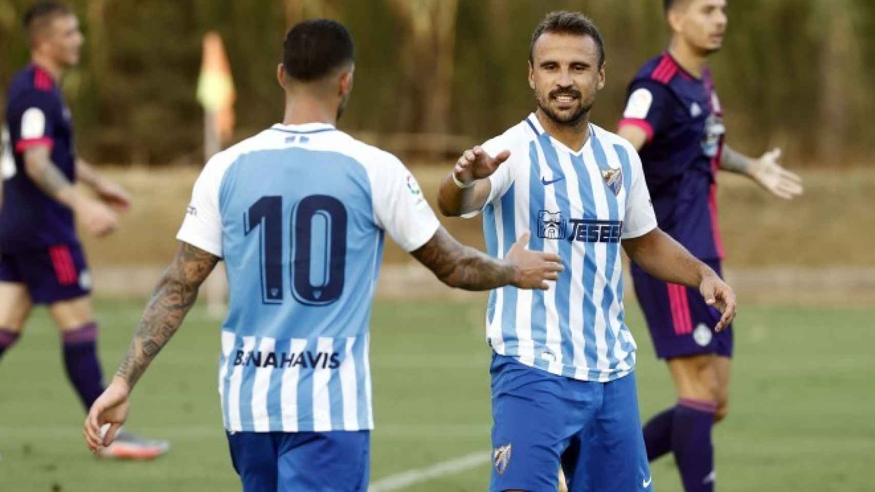 Dos jugadores del Málaga, durante un amistoso de la pretemporada