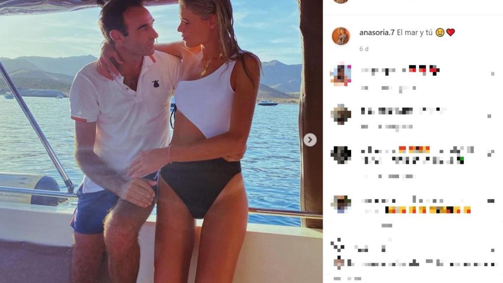 Enrique Ponce junto a Ana Soria, luciendo esta el mismo trikini que Paloma Cuevas llevó en 2018.