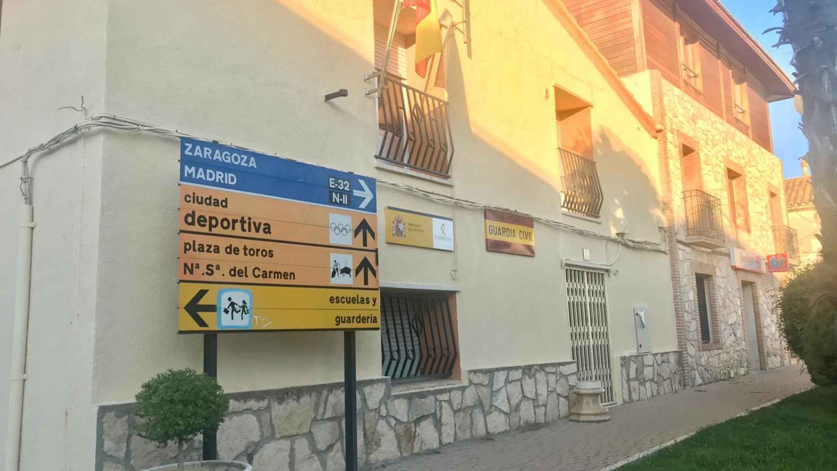 Imagen del frontal del cuartel de la Guardia Civil en La Muela, cerrado el martes por la tarde.
