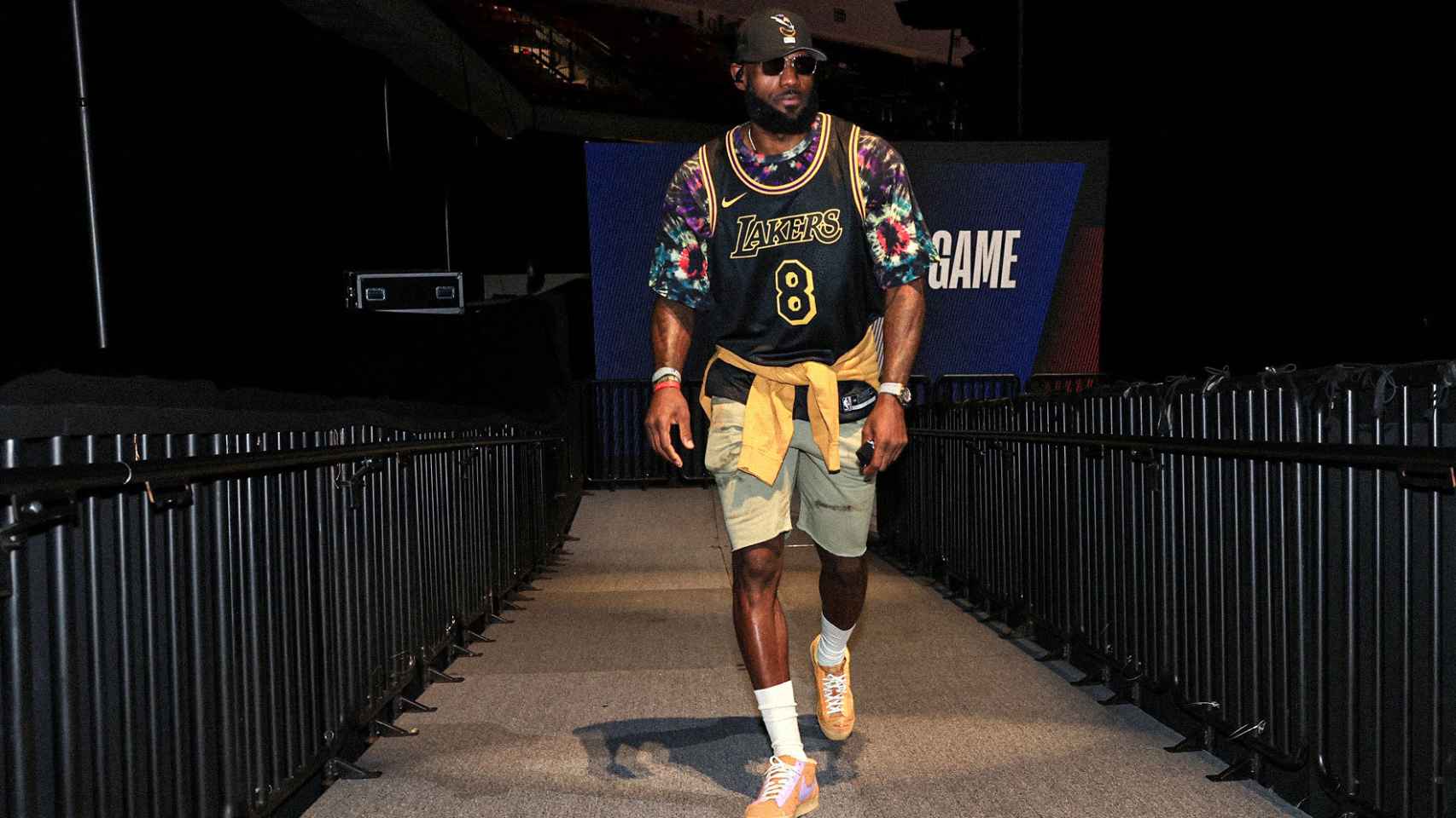 LeBron James a su llegada a la pista para jugar contra los Blazers
