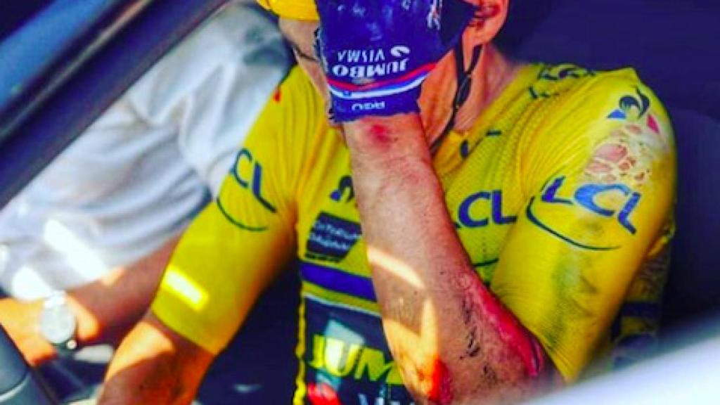 Roglic, en el coche del Jumbo tras abandonar en Dauphiné