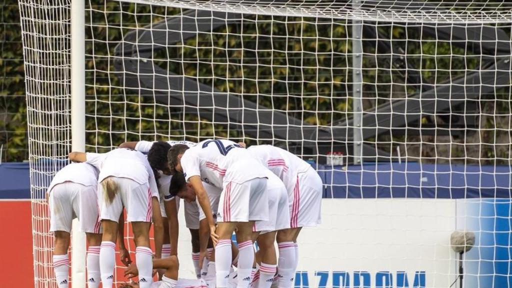 Los jugadores del Juvenil A del Real Madrid celebran el gol alrededor de Pablo Rodríguez