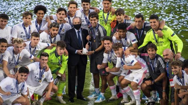 Florentino Pérez y Raúl González Blanco, junto al Juvenil A del Real Madrid tras ganar la UEFA Youth League