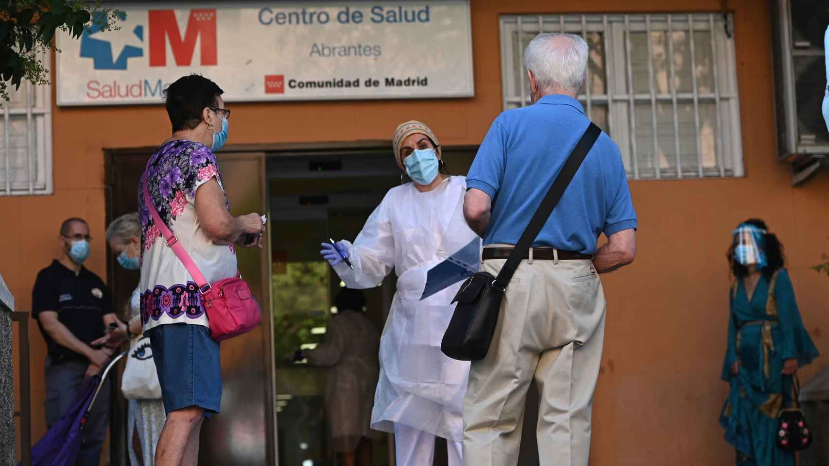 Varias personas esperan su turno para las pruebas aleatorias de PCR en el distrito de Carabanchel, en Madrid.