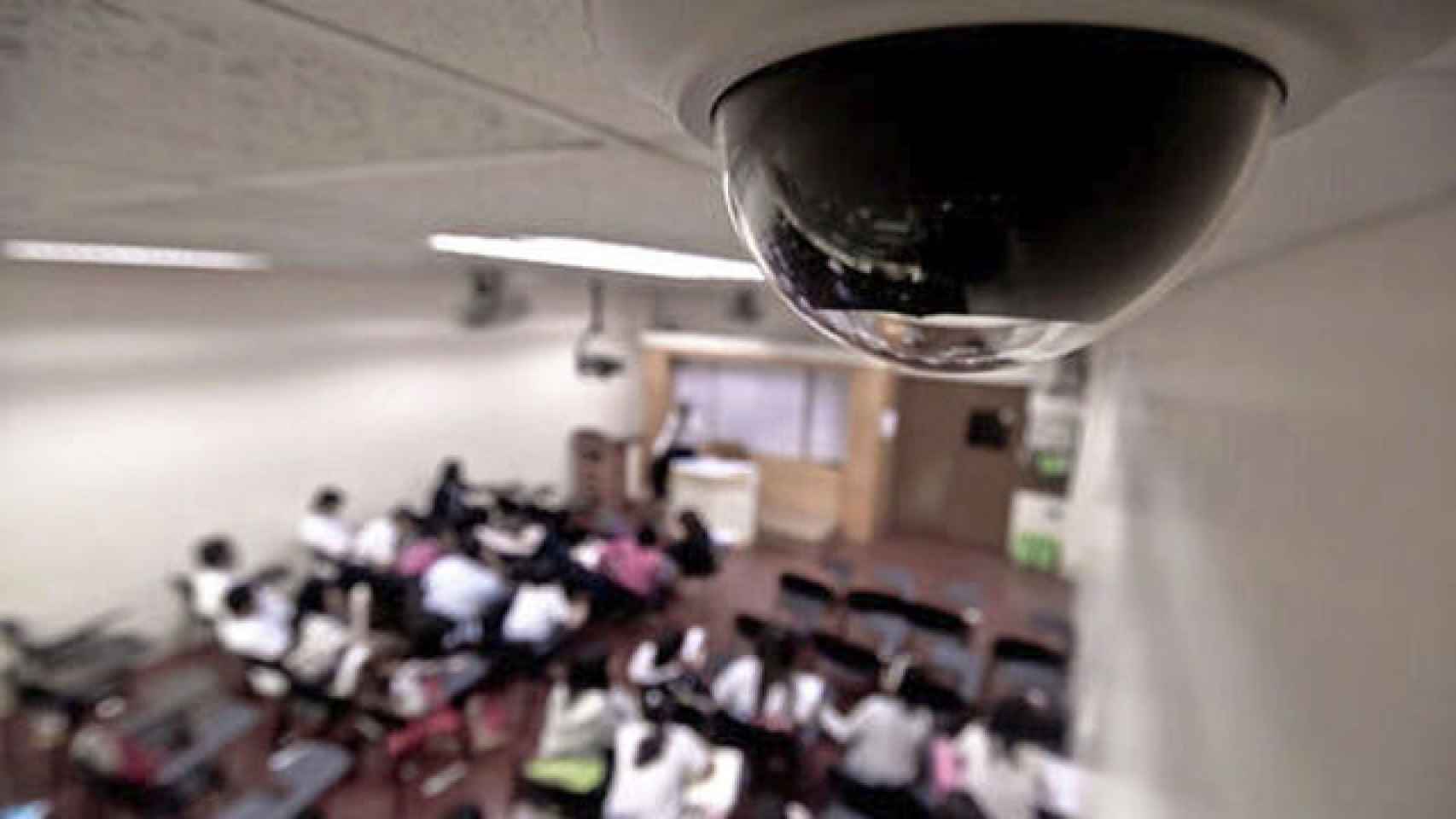 Камеры в школе родители. Система видеонаблюдения в школе. Камеры в школе. Камера наблюдения в школе. Видеонаблюдение в учебном заведении.