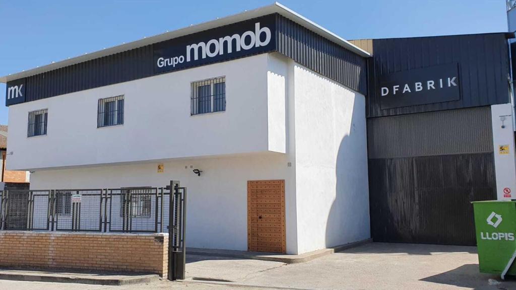 Fotografía de la fábrica que ha producido las mamparas de El Rubio