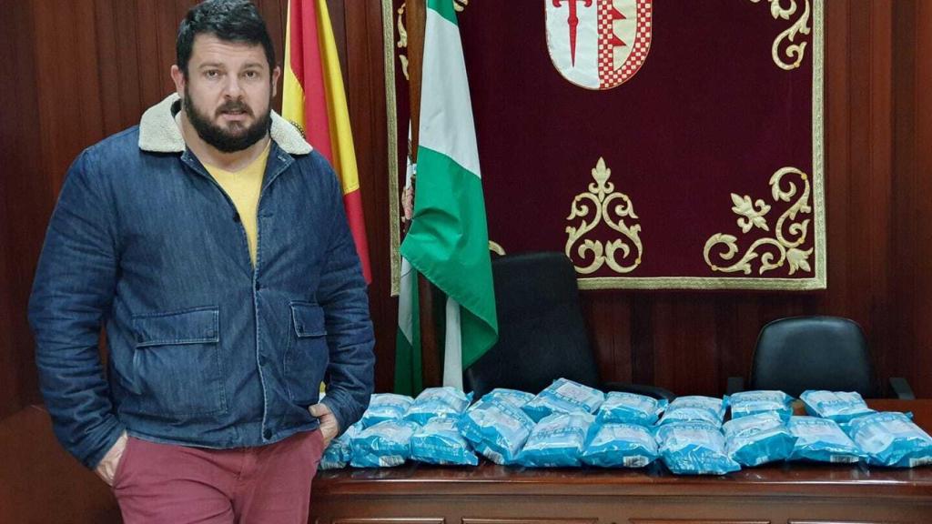 El alcalde, Rafael de la Fe, con una partida de mascarillas quirúrgicas repartidas en abril
