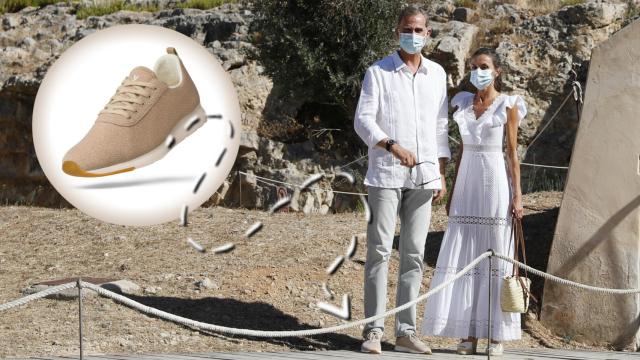 El rey Felipe VI, que luce unas zapatillas Yuccs, y Letizia, en Ibiza.