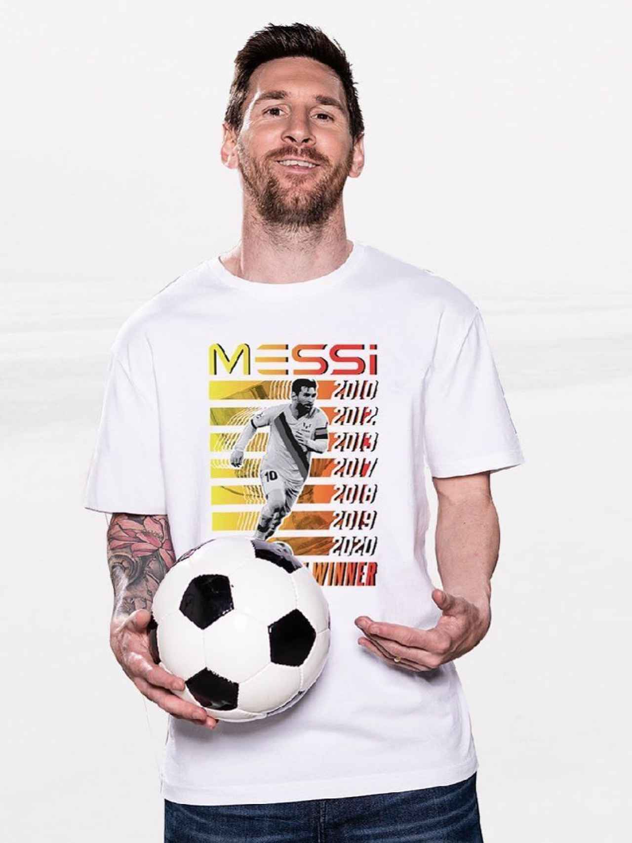 Leo Messi, luciendo una de las camisetas de su marca.