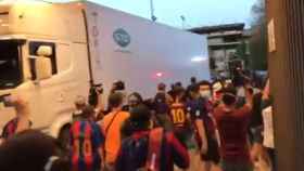 Un grupo de aficionados del Barça se salta la seguridad e irrumpe en el Camp Nou