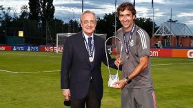 Florentino Pérez y Raúl, sujetando la copa de la UEFA Youth League
