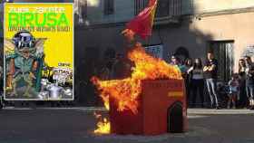 El cartel que anuncia la celebración del Ospa Eguna 2020. De fondo, vecinos de Alsasua queman una representación de un cuartel de la Guardia Civil.