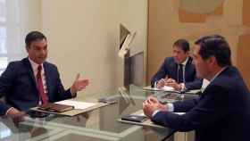 Reunión de Pedro Sánchez con el presidente de CEOE, Antonio Garamendi, en una imagen de archivo.
