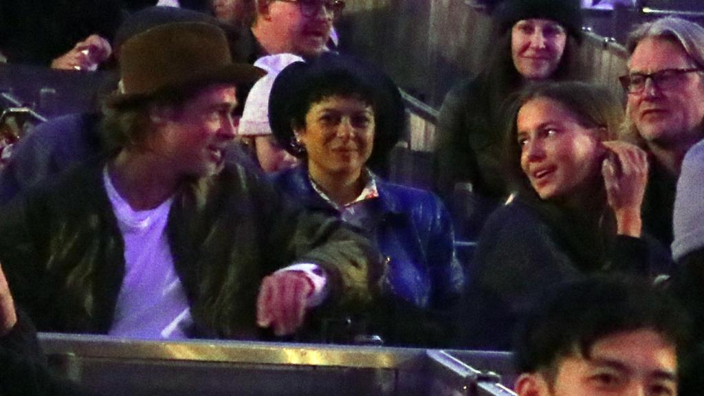 Brad Pitt junto a Nicole Poturalski en un concierto el pasado noviembre.