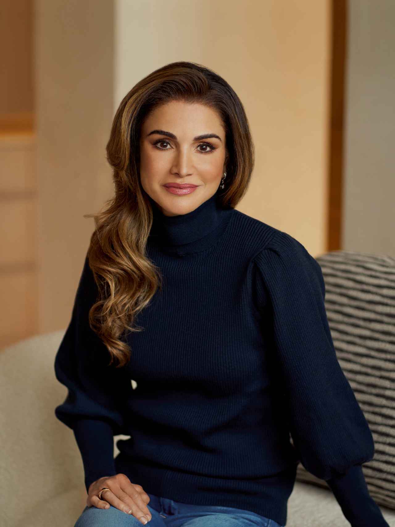 Rania de Jordania con un 'look' informal, en una de las imágenes difundidas por la Casa Real jordana.