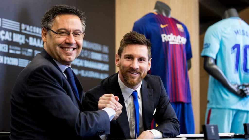 Josep María Bartomeu y Leo Messi, firmando su último contrato