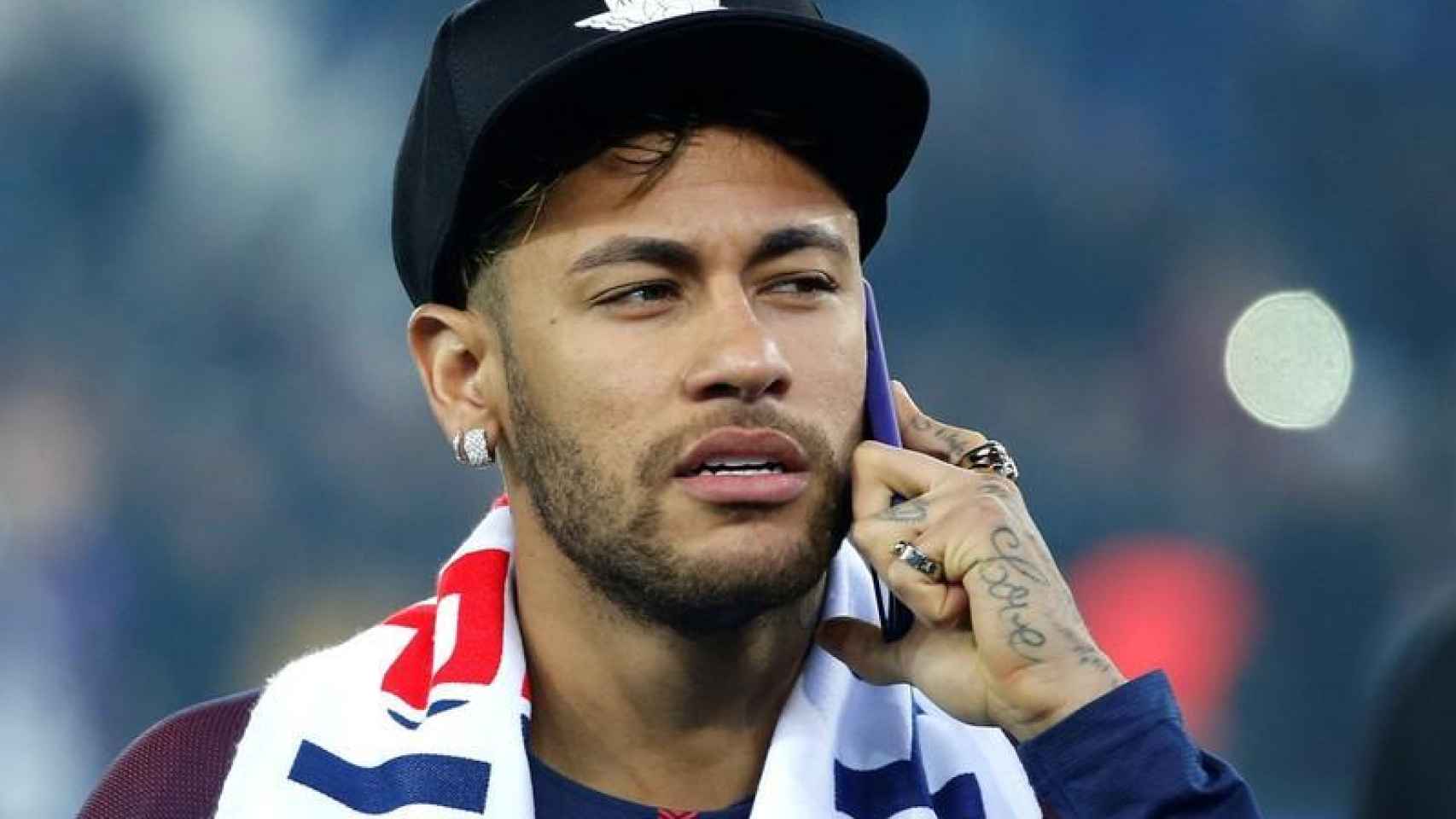 Neymar con un teléfono móvil durante una celebración con el PSG