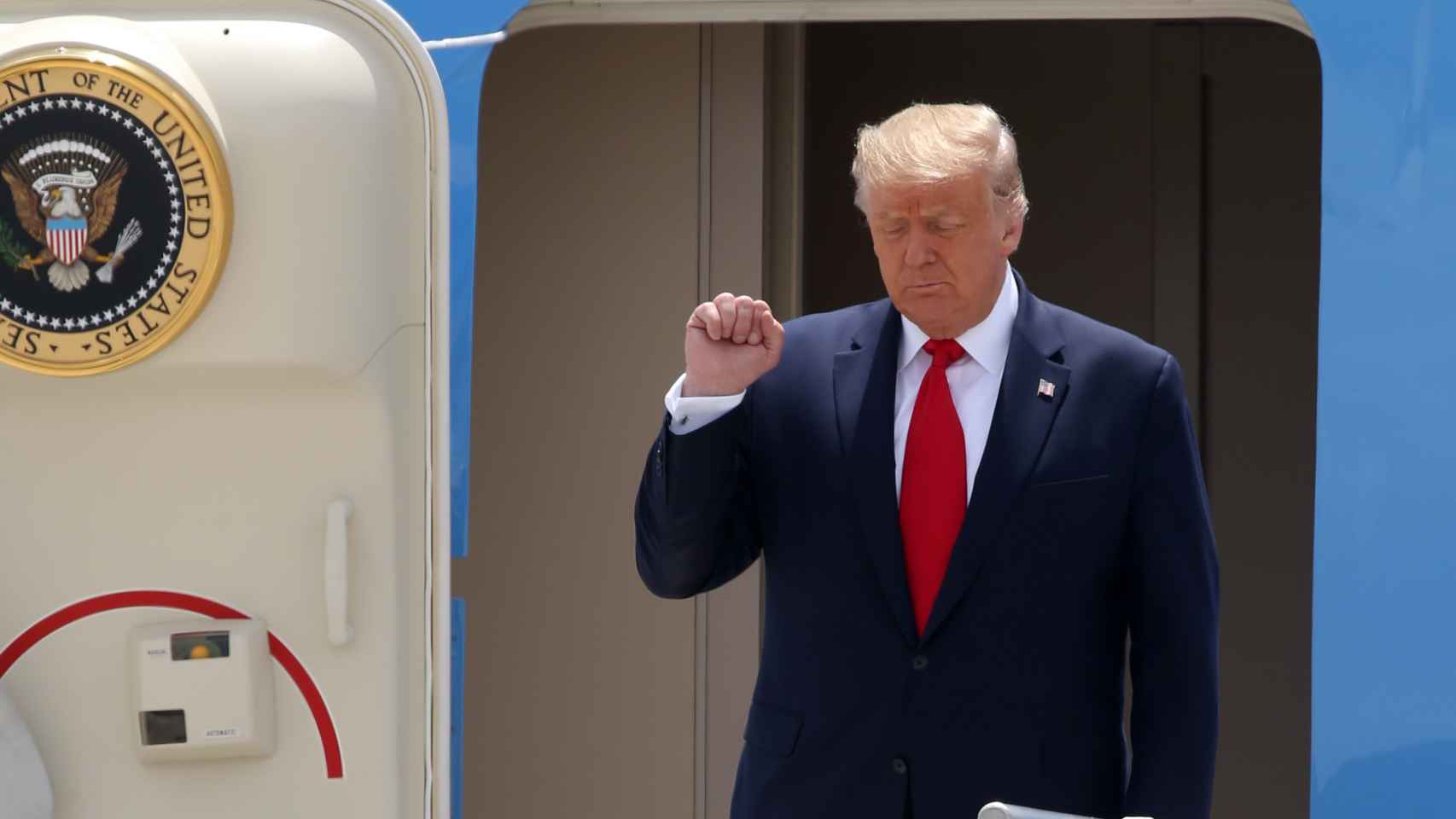 El presidente de Estados Unidos, Donald Trump, desciende del Air Force One en el aeropuerto de Miami.
