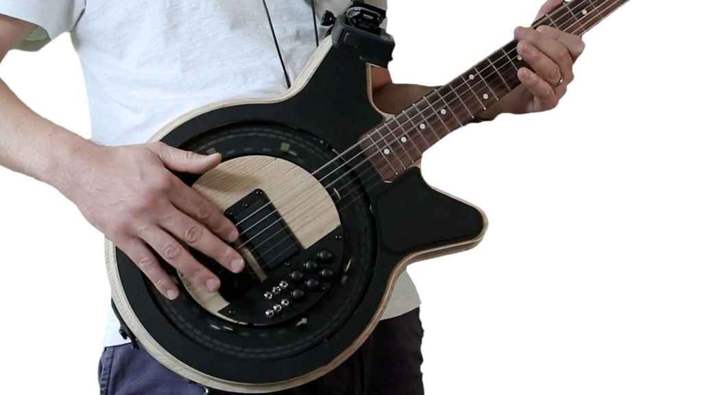 Salón preferible impresión Esta guitarra eléctrica se toca sola y alcanza velocidades vertiginosas