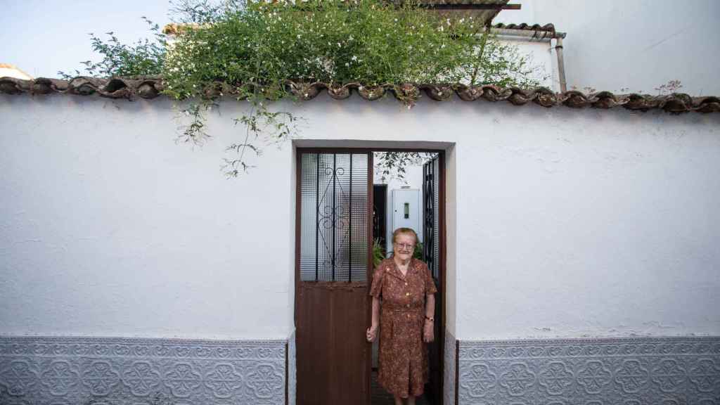 Carmen Sierra Sevilla, de 90 años, es la vecina más longeva de Puerto Moral (Huelva).