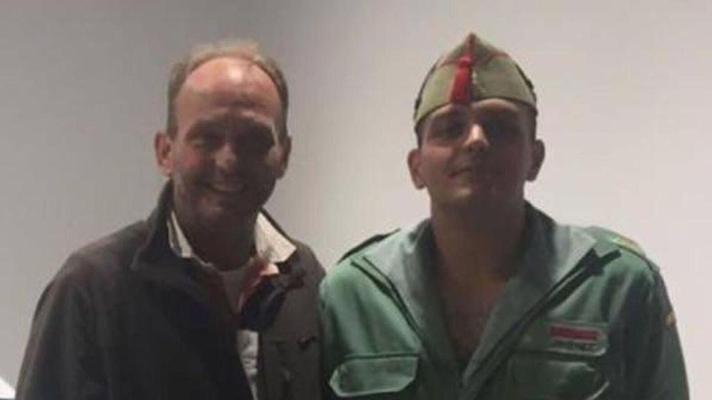 Juan José Jiménez, junto a su hijo, el legionario de 22 años fallecido, Alejandro Jiménez.