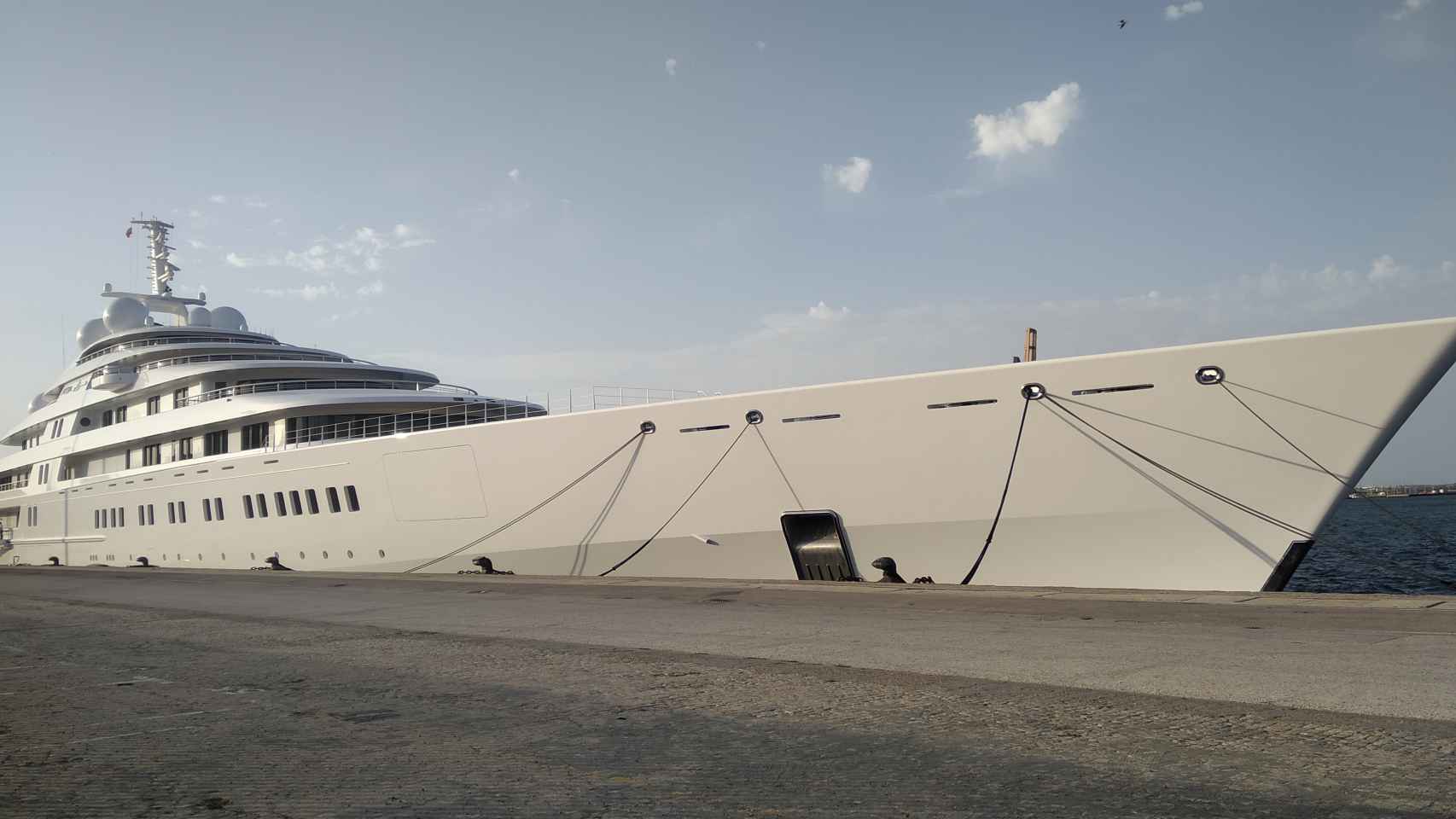 El Muelle Ciudad del Puerto de la Bahía de Cádiz ha sido escogido por el presidente de Emiratos Árabes para que el megayate más grande del mundo, 'Azzam', realice una escala técnica.