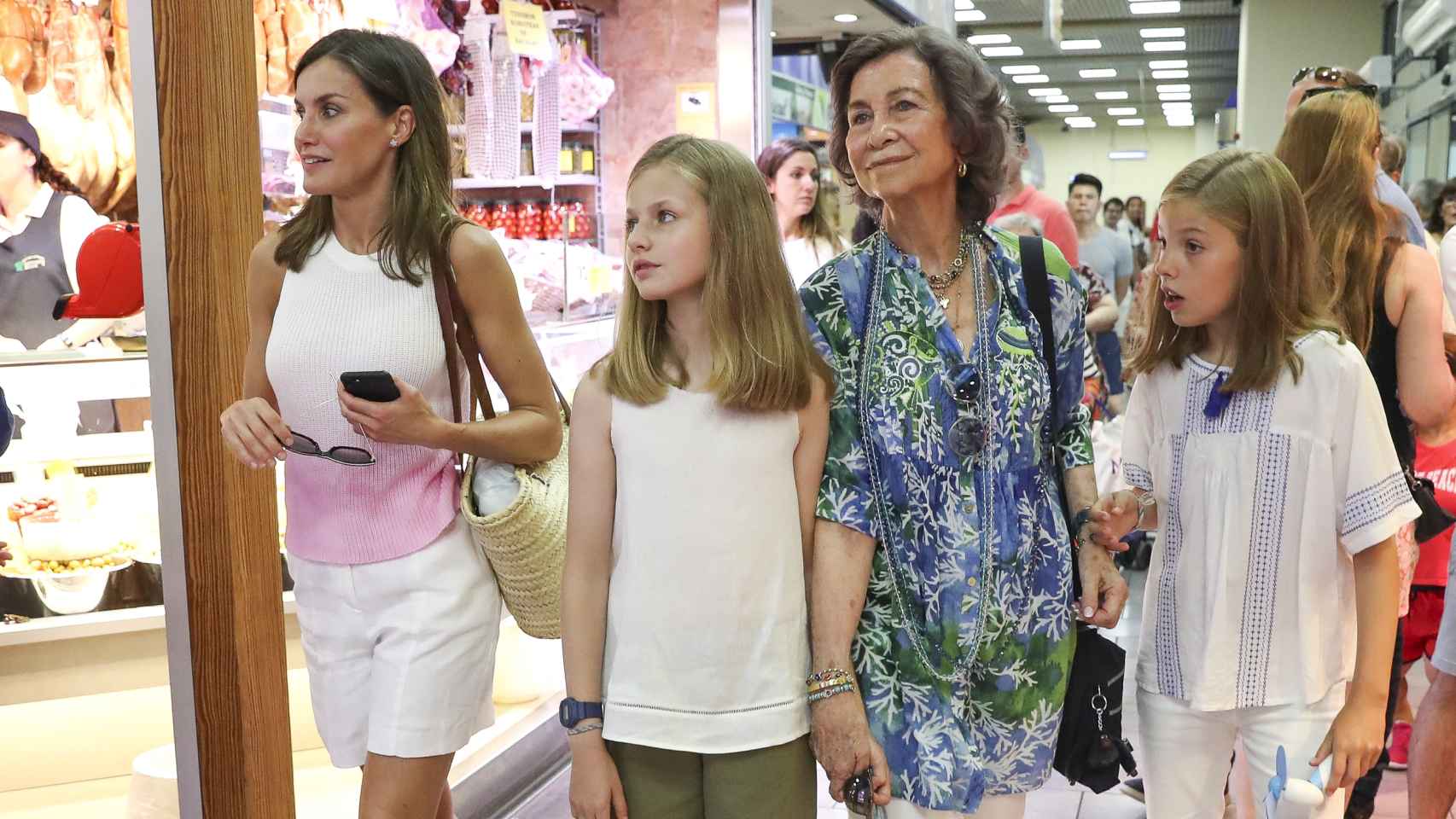 Letizia junto a su suegra, la reina Sofía, y sus dos hijas en Palma de Mallorca durante el verano del 2017.
