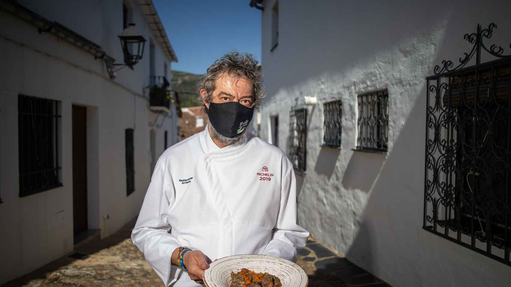 Luismi López, propietario del restaurante Los Arrieros, en Linares de la Sierra, Huelva.