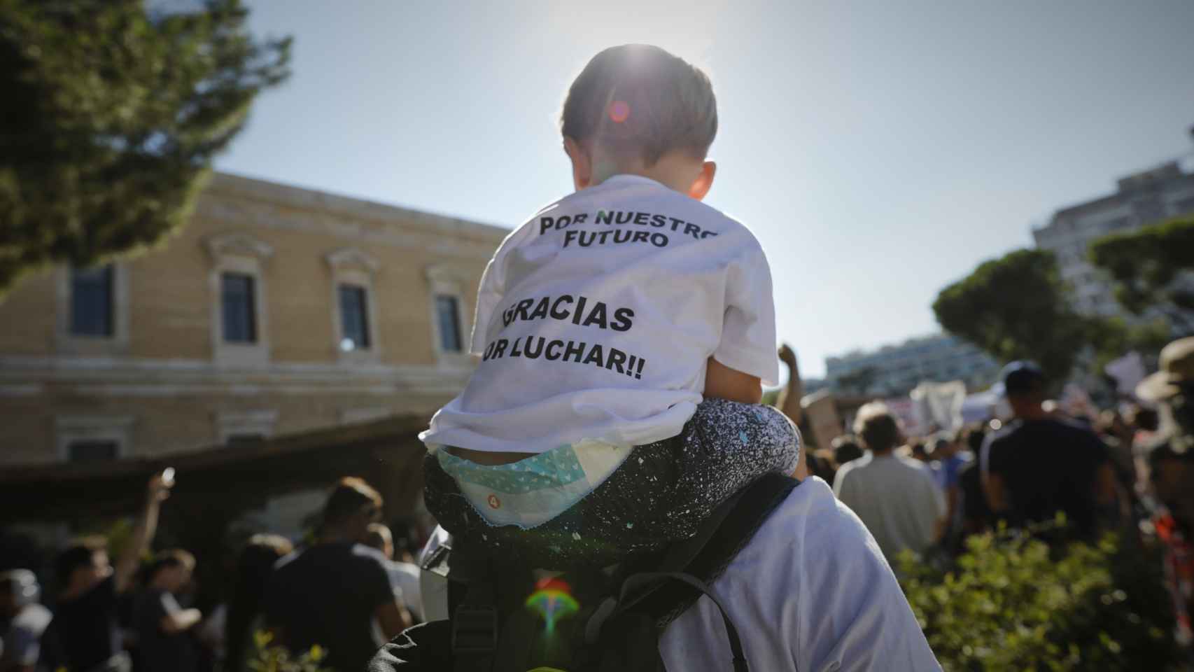Un padre negacionista lleva a su hijo a la manifestación del 16-A de los anti mascarillas.
