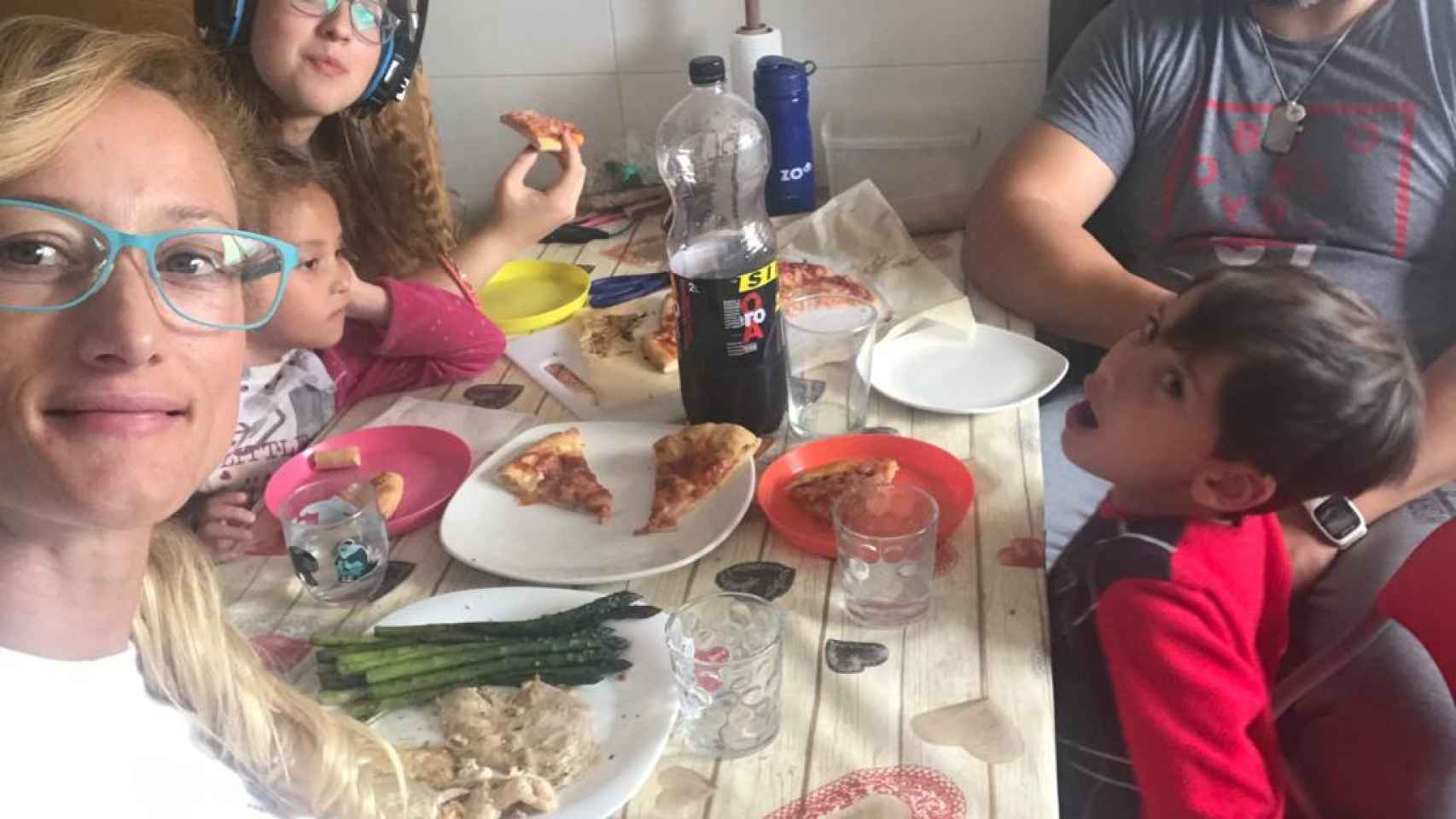 Los hijos y el marido de Sofía comen una pizza. Ella continúa su dieta