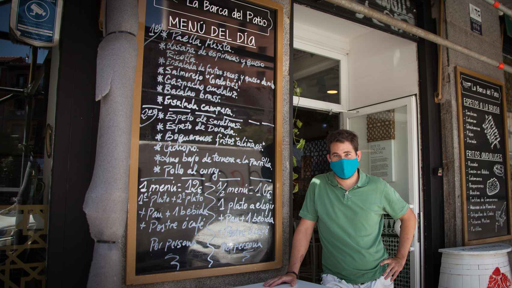 Francisco es el encargado de La Barca del Patio, donde también ofrecen medio menú.