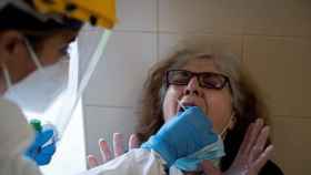Una enfermera realiza una PCR este viernes en el Complejo Hospitalario Universitario de Ourense.
