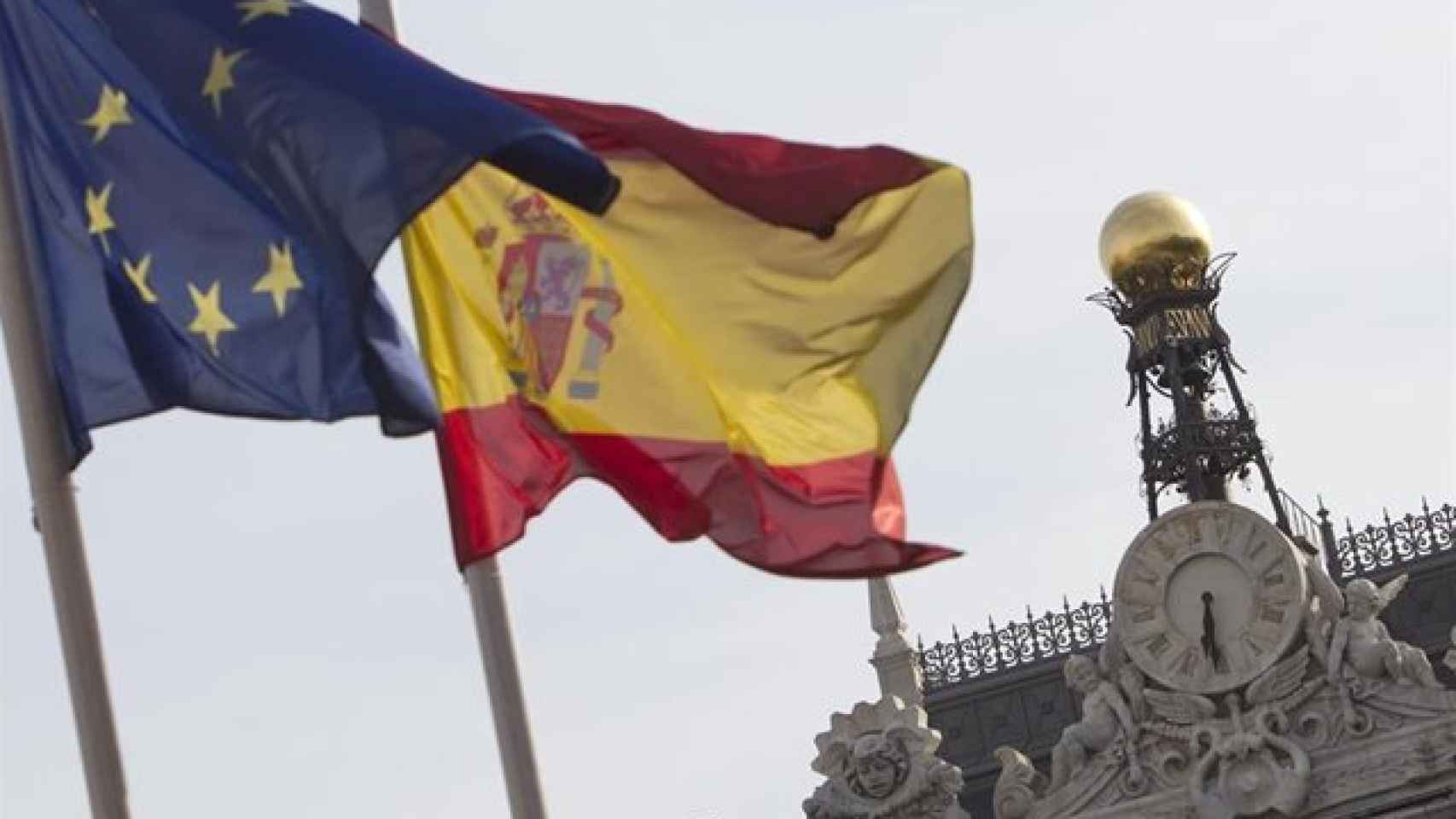 Las banderas de España y la UE ante el Banco de España.