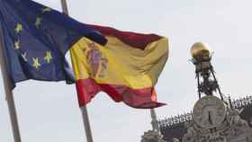 Las banderas de España y la UE ante el Banco de España.