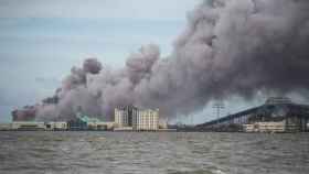 Arde una planta petroquímica en Louisiana, EEUU, al paso del huracán Laura