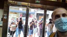 El alcalde de Ourense se sacó un selfie con los periodistas de fondo.