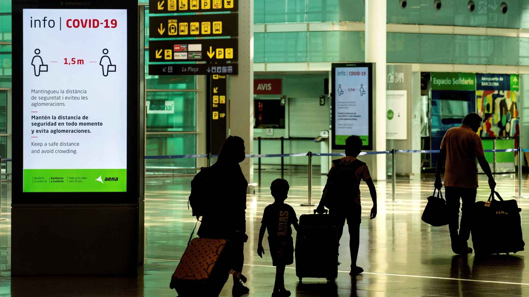 Viajeros con mascarillas en el aeropuerto de El Prat, en Barcelona.