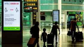 Viajeros con mascarillas en el aeropuerto de El Prat, en Barcelona.