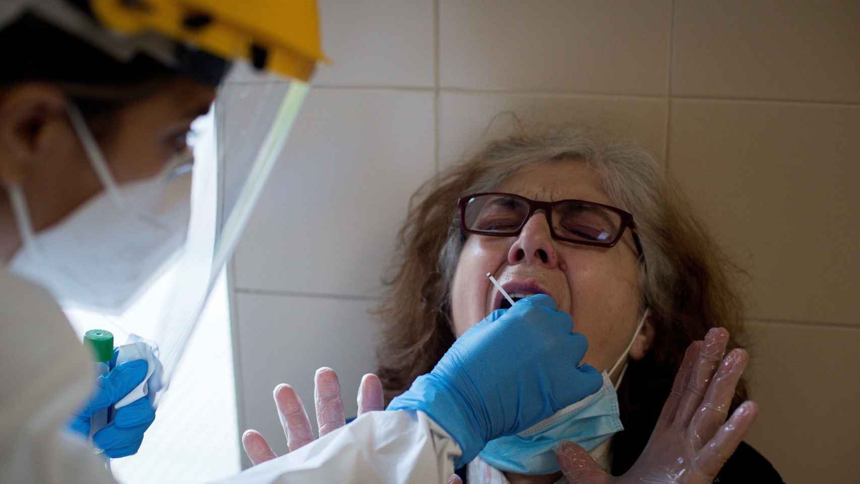 Una enfermera realiza de una prueba PCR en el Complejo Hospitalario Universitario de Ourense (CHUO).