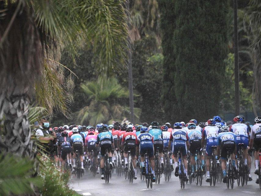 La carretera peligrosa en la primera etapa del Tour